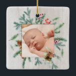 Erste Weihnachten Großeltern Winter Grüne Foto Keramikornament<br><div class="desc">Erste Weihnachten als Oma & Opa mit Weihnachtsgrün, Heilige Beeren und Kiefernzapfen. Personalisiert mit Datum und Ihrem wunderschönen Foto gerahmt in üppiger Winterlandschaft. Unser hochwertiges Template macht es Ihnen so einfach, Ihr besonderes Ornament individuell zu gestalten. Das Ornament ist ein schönes Geschenk, das für viele Jahre geschätzt wird. Die Verzierung...</div>