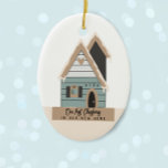 Erste Weihnachten im neuen Haus Keramik Ornament<br><div class="desc">Ein süßes Sake-Ornament für diejenigen,  die ihr erstes Weihnachten in einer neuen Zuhause feiern werden. Hausnummer,  Stadt und Jahr können mit der Personalisierungsfunktion individuell angepasst werden.</div>