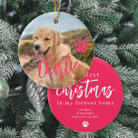 Erste Weihnachten in ewig Zuhause Hund Foto Name Keramik Ornament<br><div class="desc">Laden Sie Ihr Lieblings-Foto hoch (vorzugsweise quadratisch),  fügen Sie Ihren Text ein und machen Sie diese trendigen Modernität Ihren Haustiernamen Rosa-Schrift Weihnachtsbaum-Ornament ein Sake-Geschenk,  um Sie an Ihre erste Weihnachtszeit mit Ihrem schönen Hund zu erinnern!</div>