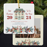 Erste Weihnachten in unserem neuen Zuhause-Foto Keramikornament<br><div class="desc">Weihnachten in der neuen Zuhause-Familie bewahren kundenspezifische Foto Baum-Ornament mit einem modernen traditionellen Weihnachtsblumenkranz dekoriert Kieferngrün niedlichen Haus und eine dunkelrote lässige Typografie personalisiert mit Familienname Monogramm Namen Initial in Hirschantlern.               Einfach an Ihr Bild anpassen,  neue Zuhause-Adressdetails,  Familienname und Monogrammnamen einblenden.</div>