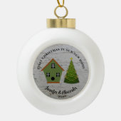 Erste Weihnachten in unserem neuen Zuhause-Holzhüt Keramik Kugel-Ornament (Vorderseite)