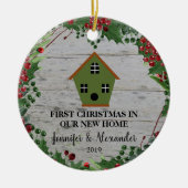 Erste Weihnachten in unserem neuen Zuhause-Holzhüt Keramik Ornament (Vorne)