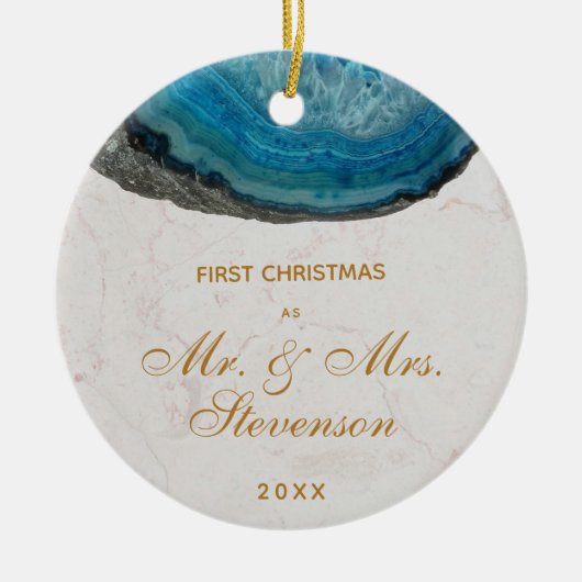 Erste Weihnachten Mr. & Mrs. Blue Geode Golden Scr Keramik Ornament (Vorne)