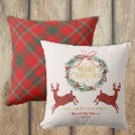 Erste Weihnachten Mr. & Mrs. Red Kariert Pillow Kissen<br><div class="desc">Feiern Sie Ihre erste Urlaubssaison als verheiratetes Paar mit diesem festlich karierten Weihnachtskissen! Mit einem charmanten Kranzgeflecht,  passenden Rentieren und individuell gestaltbaren Namen und dem Jahr verleiht dieser gemütliche Sake jedem Urlaubsdekor einen herzlichen Charme. Ein nachdenkliches Geschenk für Neuvermählte oder Ihr eigenes Winterwunderland.</div>