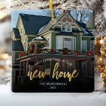 Erste Weihnachten Neue Zuhause Gold Script Foto Sq Keramikornament<br><div class="desc">Erinnern Sie sich an Ihr erstes Weihnachtsfest in Ihrer neuen Zuhause mit diesem schönen modernen Sake-Ornament. Der Text lautet "Erste Weihnachten in unserer neuen Zuhause", mit den Worten "Neue Zuhause" in elegantem Imitat-Folienskript. Ersetzen Sie das Beispielbild durch ein Foto Ihres neuen Hauses und fügen Sie den Nachnamen Ihrer Familie in...</div>