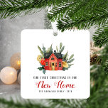 Erste Weihnachten Neue Zuhause Watercolor House Re Ornament Aus Metall<br><div class="desc">Feiern Sie Ihr erstes Weihnachtsfest in Ihrer neuen Zuhause mit diesem niedlichen Sake-Ornament, mit einem Aquarellbild einer gemütlichen roten Hütte, umgeben von grünen und gelben Winterpflanzen. Der Text lautet "Unser erstes Weihnachten in unserer neuen Zuhause", mit den Worten "Neue Zuhause" in roter Kalligrafie und dem restlichen Text in Holzkohle grau....</div>