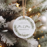Erste Weihnachten Newlyweds Sage Greenery Keramik Ornament<br><div class="desc">Schöner,  minimalistischer Kranz in Aquarell mit schlängelgrünen Blätter und Weißbeeren zum Feiern der ganz besonderen ersten Weihnachtsfeier als frisch geerntet.</div>