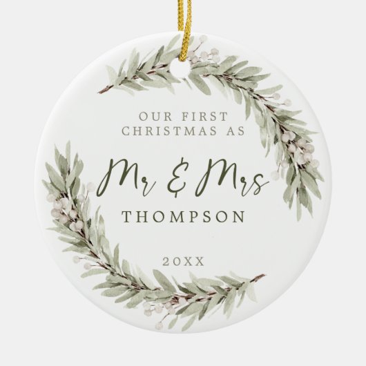 Erste Weihnachten Newlyweds Sage Greenery Keramik Ornament (Vorne)