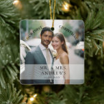 Erste Weihnachten Verheiratet als Herr & Mrs. Foto Keramikornament<br><div class="desc">Erste Weihnachten Verheiratet als Herr Frau Foto Keramik Ornament. Elegant und einfach. Editieren Sie Ihr Produkt in wenigen Minuten. Sie können Schriftart/Größe/Farbe und Position mit "weiter personalisieren" ändern.</div>