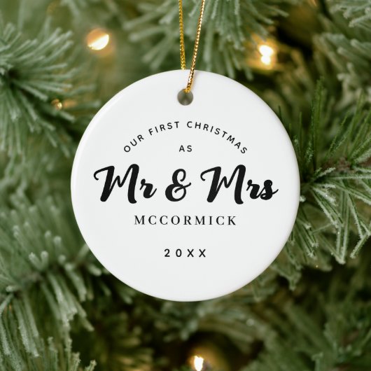 Erste Weihnachten Verheiratet Mr. and Mrs. Script Keramik Ornament (Baum)