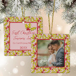Erste Weihnachten Verheiratet Rosa Red Fuples Foto Keramikornament<br><div class="desc">Erinnern Sie sich an Ihre erste Weihnachtszeit als verheiratetes Paar mit diesem wunderschönen Foto-Ornament mit einem klassisch gezeichneten Heiligenbild und Beeren-Muster auf einem Retropinken Hintergrund mit einem Foto auf einer Seite und Ihrem Text auf der Rückseite.</div>