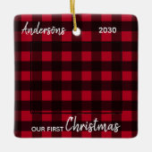Erste Weihnachten Verheiratet Rotes Kariertes Paar Keramikornament (Vorderseite)