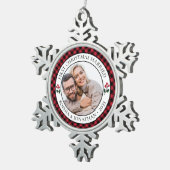 Erste Weihnachten Verheiratet Rustikales Rotes Kar Schneeflocken Zinn-Ornament (Rechts)