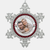 Erste Weihnachten Verheiratet Rustikales Rotes Kar Schneeflocken Zinn-Ornament (Vorderseite)