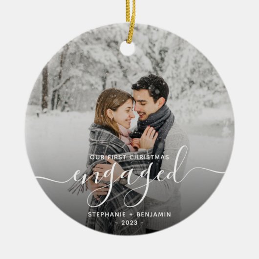 Erste Weihnachten Verlobt 2-Foto-White Script Keramik Ornament (Vorne)