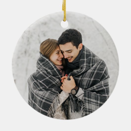 Erste Weihnachten Verlobt 2-Foto-White Script Keramik Ornament (Hinten)