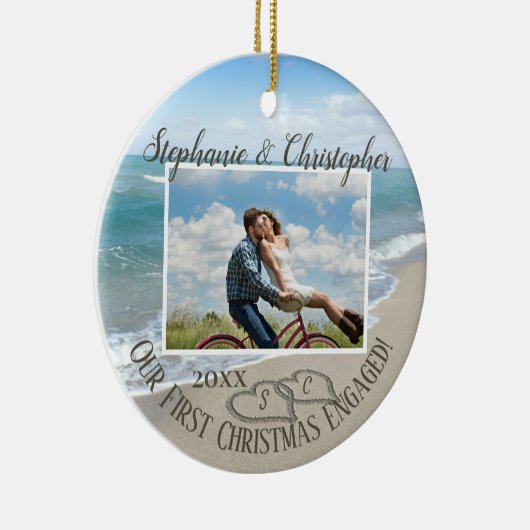 Erste Weihnachten Verlobt Beach Hearts Couple Foto Keramik Ornament (Rechts)