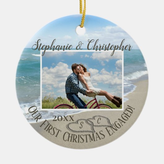 Erste Weihnachten Verlobt Beach Hearts Couple Foto Keramik Ornament (Vorne)