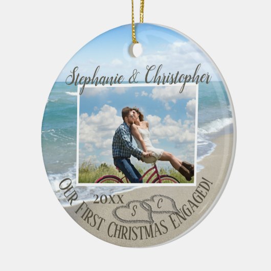 Erste Weihnachten Verlobt Beach Hearts Couple Foto Keramik Ornament (Links)