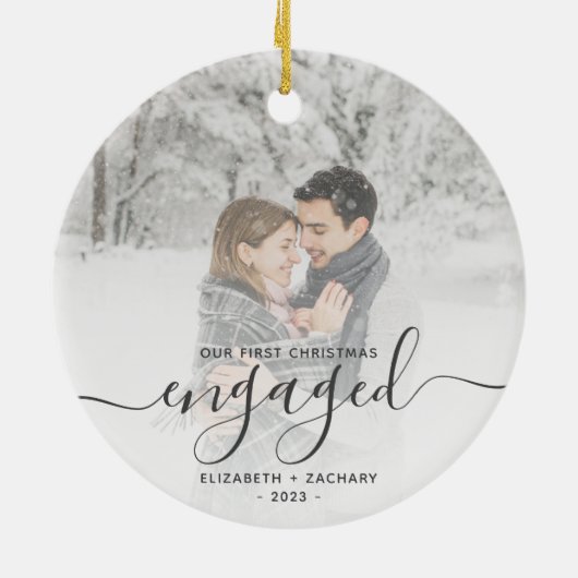 Erste Weihnachten Verlobte Custom Foto Grau Script Keramik Ornament (Hinten)