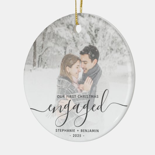 Erste Weihnachten Verlobte Custom Foto Grau Script Keramik Ornament (Links)