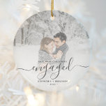 Erste Weihnachten Verlobte Custom Foto Grau Script Keramik Ornament<br><div class="desc">Gedenken Sie Ihre Verlobung mit diesem schönen modernen Sakraldekor. Der kohlegraue Text lautet "Unser erstes Weihnachtsfest verlobt", mit dem Wort "verlobt" in eleganter Handschrift mit Schnörkeln vor und nach. Ersetzen Sie das Beispielbild durch Ihr Lieblings-Foto, und fügen Sie Ihre Namen und das Jahr hinzu. Mithilfe eines Farbverlaufsefilters wird der Text-Pop...</div>