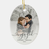Erste Weihnachten Verlobte Custom Foto Grau Script Keramik Ornament (Hinten)