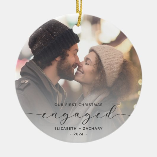 Erste Weihnachten Verlobte Custom Foto Grau Script Keramik Ornament (Vorne)