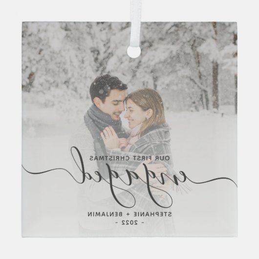 Erste Weihnachten Verlobte Custom Foto Grau Script Ornament Aus Glas (Rückseite)