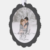 Erste Weihnachten Verlobte Custom Foto Grau Script Ornament Karte (Links)