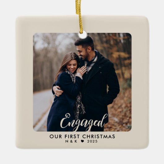 Erste Weihnachten Verlobten Paar Personalisiertes Keramikornament (Vorderseite)