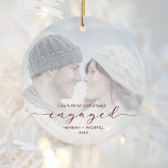 Erste Weihnachten Verlobtes benutzerdefiniertes Fo Keramik Ornament<br><div class="desc">Gedenken Sie Ihre Verlobung mit diesem schönen modernen Sakraldekor. Der bordeauxrote Text lautet "Unser erstes Weihnachtsfest verlobt", mit dem Wort "verlobt" in eleganter Schrift mit Swashes vor und danach. Ersetzen Sie das Beispielbild durch Ihr Lieblings-Foto, und fügen Sie Ihre Namen und das Jahr hinzu. Mithilfe eines Farbverlaufsefilters wird der Pop...</div>