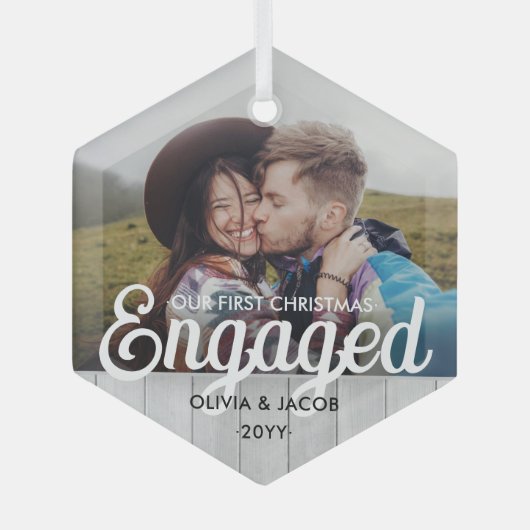 Erste Weihnachten Verlobtes Foto Imitate Wood Hexa Ornament Aus Glas (Vorderseite)