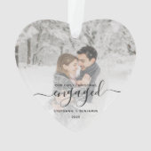 Erste Weihnachten Verlobtes Foto Schwarzes Script  Ornament (Rückseite)