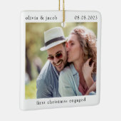 Erste Weihnachten Verlobtes Minimalistisches Foto Keramikornament (Rechts)