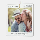 Erste Weihnachten Verlobtes Minimalistisches Foto Keramikornament (Links)