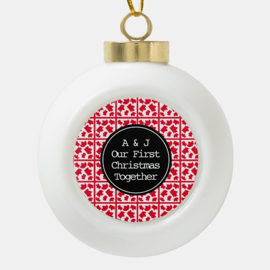 Erste Weihnachten zusammen Monogramm Initialen rot Keramik Kugel-Ornament (Vorderseite)