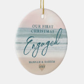 Erste Weihnachts Beach Verlobung Ocean Pastel Keramik Ornament (Rechts)