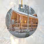 Erste Weihnachts Neue Zuhause Custom Foto Script Keramik Ornament<br><div class="desc">Erinnern Sie sich an Ihr erstes Weihnachtsfest in Ihrer neuen Zuhause mit diesem schönen modernen Sake-Ornament. Der weiße Text lautet "Erste Weihnachten in unserer neuen Zuhause", mit den Worten "Neue Zuhause" in elegantem Schriftzeichen mit Schnörkeln vor und nach. Ersetzen Sie das Beispielbild durch ein Foto Ihres neuen Hauses und fügen...</div>