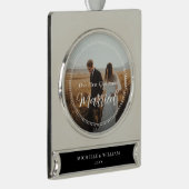 Erste Weihnachts-Verheiratete Script-Overlay-Foto Banner-Ornament Silber (Rechts)