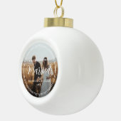 Erste Weihnachts-Verheiratete Script-Overlay-Foto Keramik Kugel-Ornament (Rechts)