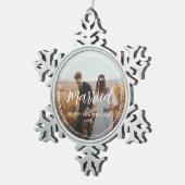 Erste Weihnachts-Verheiratete Script-Overlay-Foto Schneeflocken Zinn-Ornament (Rechts)