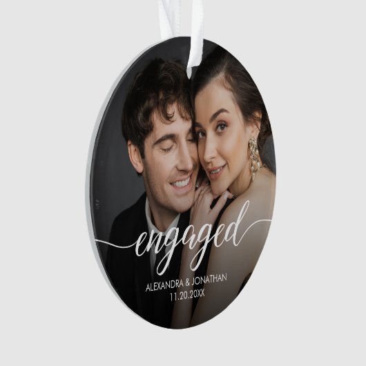 Erste Weihnachts-verlobt-Foto-Overlay Ornament (Vorderseite)