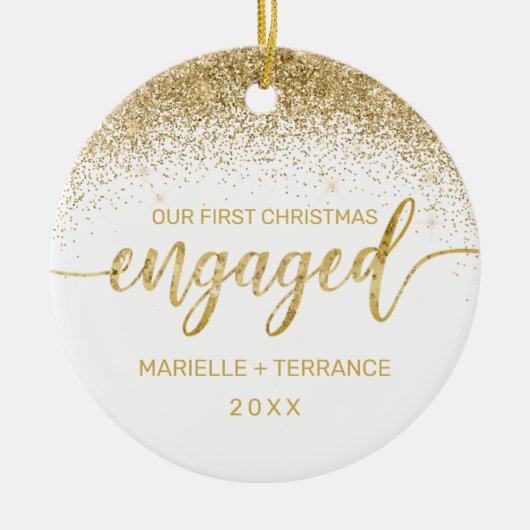 Erste Weihnachts-Verlobt-Gold-Glitzer-Script-Foto Keramik Ornament (Vorne)