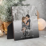 Erste Weihnachts Verlobte benutzerdefinierte Foto  Fotoplatte<br><div class="desc">Gedenken Sie Ihre Verlobung mit dieser schönen modernen Sake-Plakette. Der weiße Text lautet "Unser erstes Weihnachten verlobt", mit dem Wort "verlobt" in eleganter Handschrift mit Schnörkeln vor und nach. Ersetzen Sie das Beispielbild durch Ihr Lieblings-Foto, und fügen Sie Ihre Namen und das Jahr hinzu. Ein Filter mit schwarzem Farbverlauf hilft,...</div>