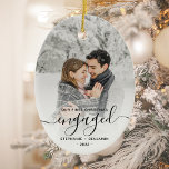 Erste Weihnachts Verlobte benutzerdefinierte Foto  Keramik Ornament<br><div class="desc">Gedenken Sie Ihre Verlobung mit diesem schönen modernen Sakraldekor. Der schwarze Text lautet "Unser erstes Weihnachten verlobt", mit dem Wort "verlobt" in eleganter Handschrift mit Schnörkeln vor und nach. Ersetzen Sie das Beispielbild durch Ihr Lieblings-Foto, und fügen Sie Ihre Namen und das Jahr hinzu. Mithilfe eines Farbverlaufsefilters wird der Text-Pop...</div>