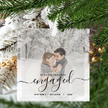 Erste Weihnachts Verlobte benutzerdefinierte Foto  Ornament Aus Glas<br><div class="desc">Gedenken Sie Ihre Verlobung mit diesem schönen modernen Sakraldekor. Der schwarze Text lautet "Unser erstes Weihnachten verlobt", mit dem Wort "verlobt" in eleganter Handschrift mit Schnörkeln vor und nach. Ersetzen Sie das Beispielbild durch Ihr Lieblings-Foto, und fügen Sie Ihre Namen und das Jahr hinzu. Mithilfe eines Farbverlaufsefilters wird der Text-Pop...</div>