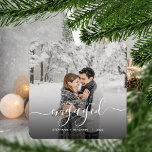 Erste Weihnachts Verlobte benutzerdefinierte Foto  Ornament Aus Metall<br><div class="desc">Gedenken Sie Ihre Verlobung mit diesem schönen modernen Sakraldekor. Der weiße Text lautet "Unser erstes Weihnachten verlobt", mit dem Wort "verlobt" in eleganter Handschrift mit Schnörkeln vor und nach. Ersetzen Sie das Beispielbild durch Ihr Lieblings-Foto, und fügen Sie Ihre Namen und das Jahr hinzu. Ein Filter mit schwarzem Farbverlauf hilft,...</div>