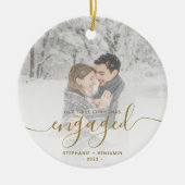 Erste Weihnachts Verlobte Custom Foto Gold Script Keramik Ornament (Vorne)
