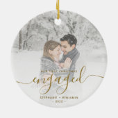 Erste Weihnachts Verlobte Custom Foto Gold Script Keramik Ornament (Hinten)